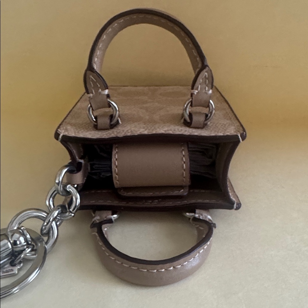 COACH CX069 SVPWH Credit Card Case Key GOP Bag Tote Charm NWT $138 - Picture 6 of 8